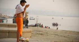 Rivers and Coins: నదుల్లో నాణేలు విసరడం వెనుక కారణమేమిటి? నదులను దైవంగా ఎందుకు పూజిస్తారు?