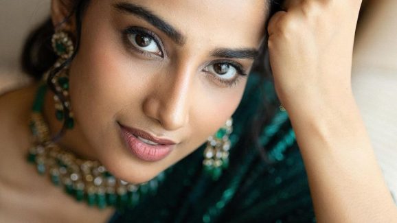 Meenakshi Chaudhary: మీనాక్షి చౌదరి లెటెస్ట్ ఫొటోస్… వామ్మో.. చూపులతోనే చంపేస్తుందిగా!