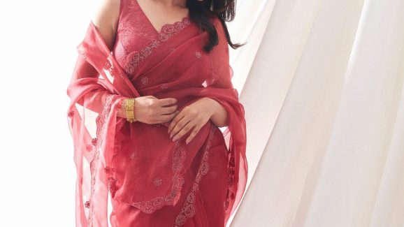 Priyanka Mohan: నెటిజన్స్‌కు అందంతో ఎర వేస్తున్న నటి ప్రియాంక మోహన్
