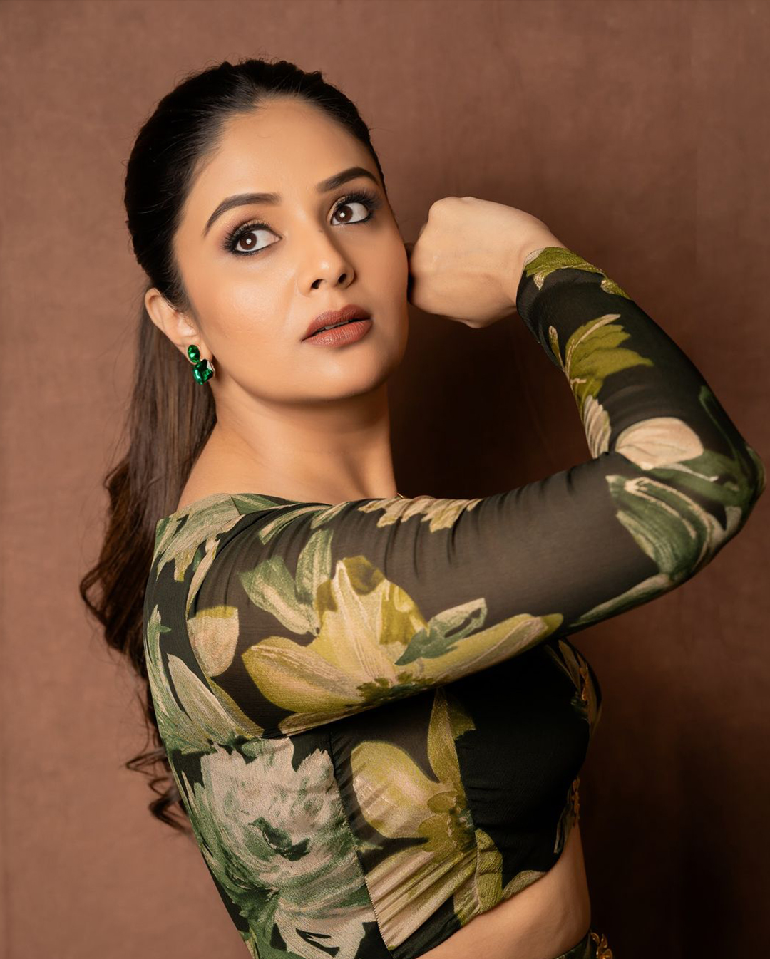 Sreemukhi: కుర్రాళ్లకు వలవేసే చూపులతో శ్రీముఖి