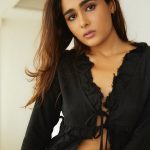 Shalini Pandey Photos: అర్జున్ రెడ్డి హీరోయిన్ బోల్డ్ లుక్స్.. చూపులతో కవ్విస్తున్న షాలిని!