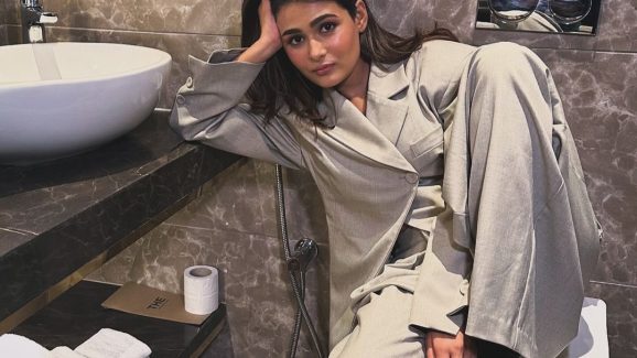 Shalini Pandey: అర్జున్ రెడ్డి భామ అరాచకం చూశారా..? బాత్రూమ్‌లో కూడా ఫొటోలకు ఫోజులిస్తూ..