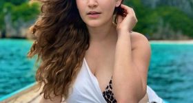Shivaleeka Oberoi Photos: వావ్ శివలీక.. అందాలతో కనువిందు!