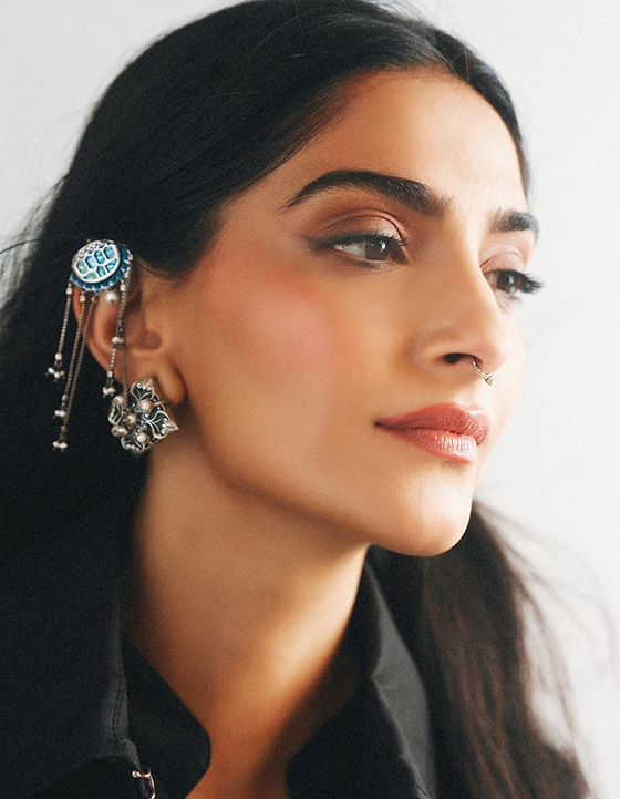 Sonam kapoor: బ్లాక్ డ్రెస్‌లో సోనమ్ కెవ్వుకేక