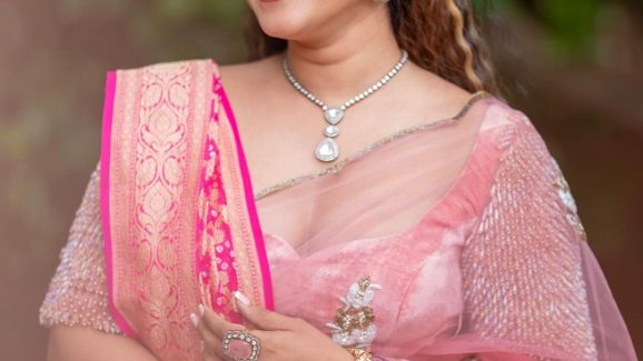 Sravanthi Chokarapu: చీర కట్టులో యువరాణిలా మెరిసిపోతున్నయాంకర్ స్రవంతి