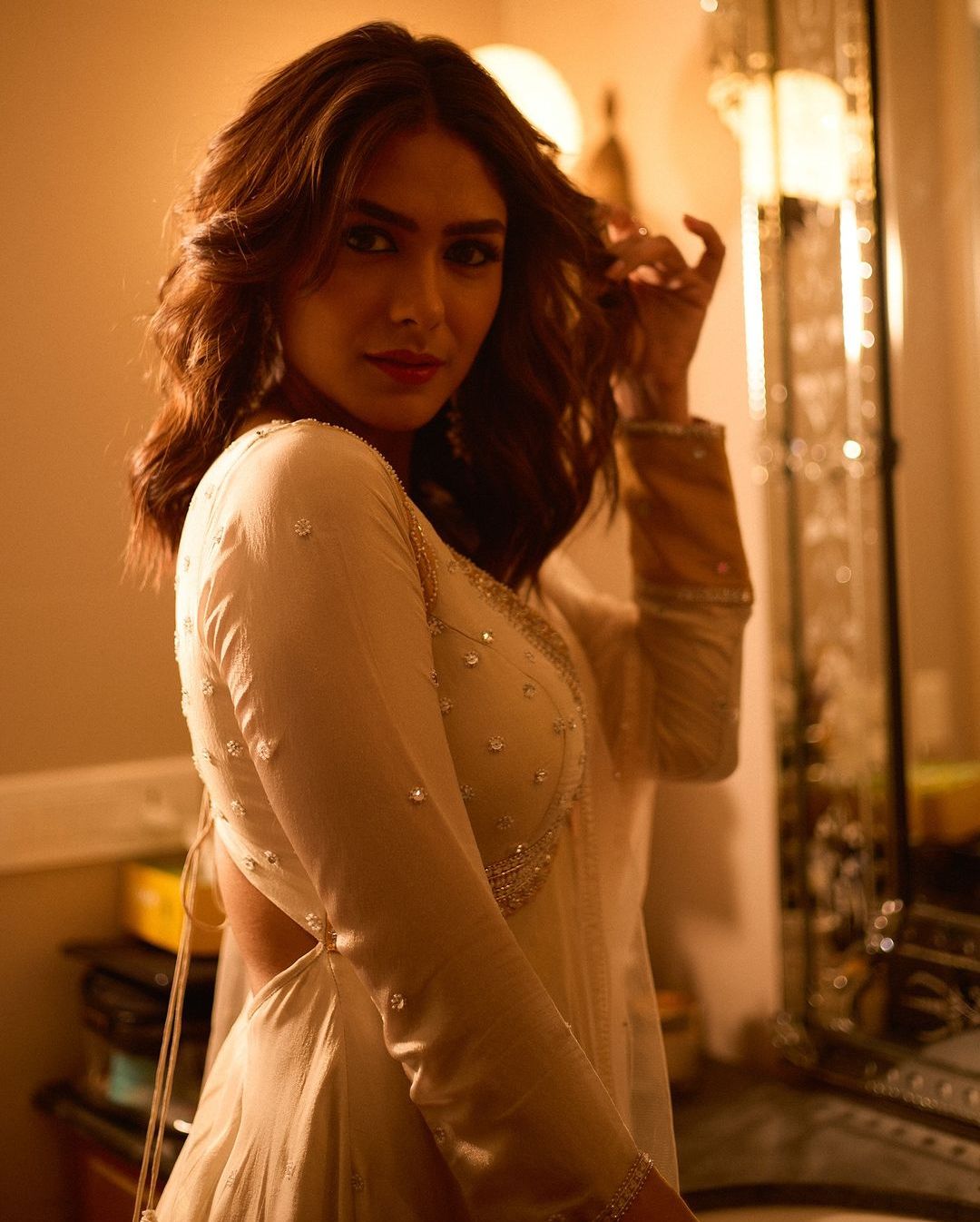 Mrunal Thakur: వైట్ డ్రెస్‌లో వయ్యారి.. అందంతో మతిపోగొడుతున్న మృణాల్