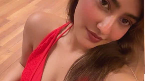 Neha Sharma: రెడ్ టాప్‌లో హాట్ మిర్చీలాగా ‘చిరుత’ భామ.. వారం రోజులు ఫుల్ ఎంజాయ్‌మెంట్!