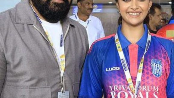 Keerthy Suresh: క్రికెట్ స్టేడియంకు గ్లామర్ యాడ్ చేసిన కీర్తి సురేశ్.. మోహన్‌లాల్‌తో కలిసి ఫోటోలకు ఫోజులు
