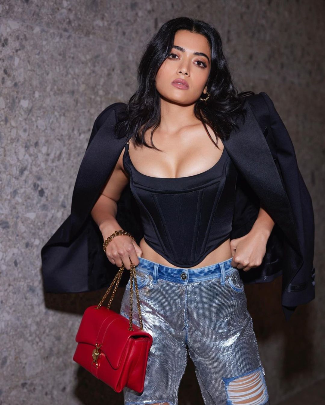 Rashmika Mandanna: అందరి చూపు రష్మిక బ్యాగ్‌పైనే.. లక్షల్లో కాస్ట్ మరీ!