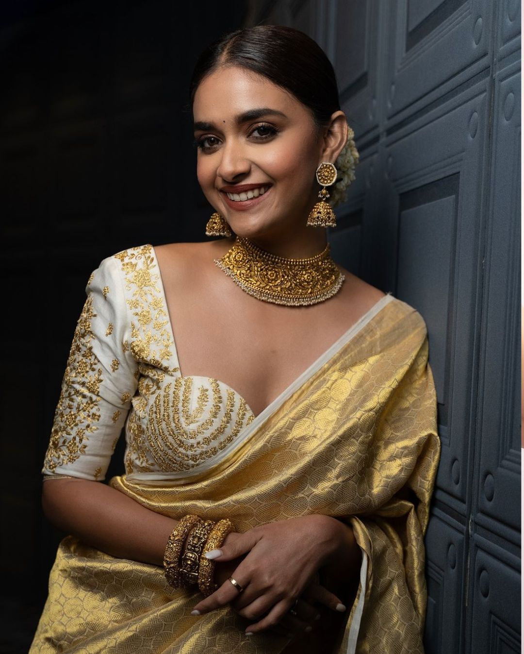 Keerthy Suresh: గోల్డ్ రంగు చీరలో ముస్తాబయిన గోల్డెన్ బ్యూటీ.. అన్ని అవార్డులు నీకే అంటున్న ఫ్యాన్స్