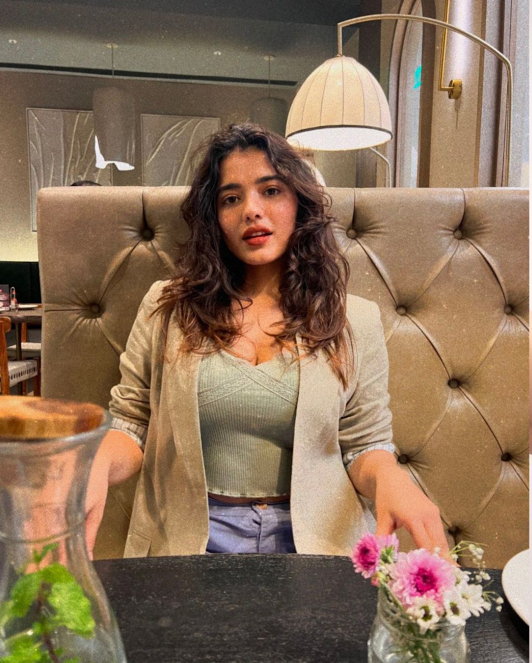 Ketika Sharma: రెస్టారెంట్‌లో వయ్యారాలు పోతున్న కేతిక.. ఈ ఫోటోలు చూస్తే కుర్రకారు మనసు జారక తప్పదు!
