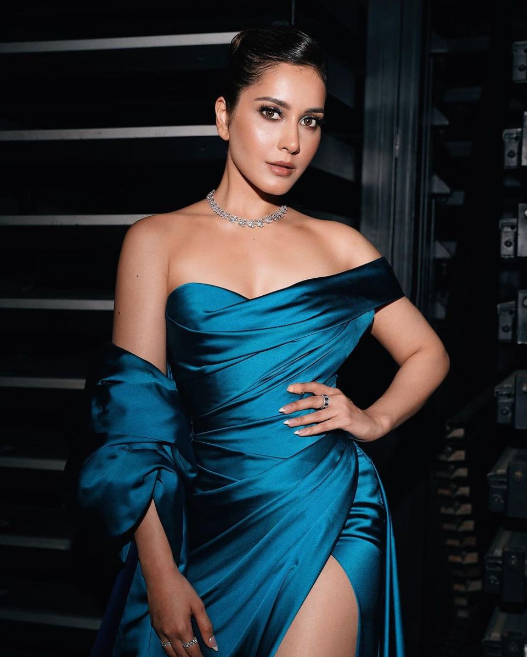 Raashi Khanna: ఎల్లోరా శిల్పంలా రాశి ఖన్నా.. బ్లూ ఫ్రాక్‌లో అందాల ఆరబోత