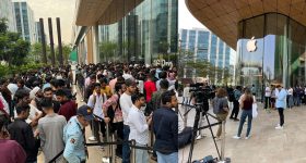 iPhone16 series: ఐఫోన్ 16 సిరీస్.. ఫస్ట్ సేల్ ప్రారంభం, బారులు తీరిన జనం..