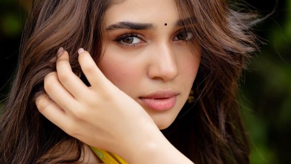 Krithi Shetty: అందానికి తుది మెరుగులు.. కృతిశెట్టి అంతా ఓకే.. Krithi Shetty: అందానికి తుది మెరుగులు.. కృతిశెట్టి అంతా ఓకే..