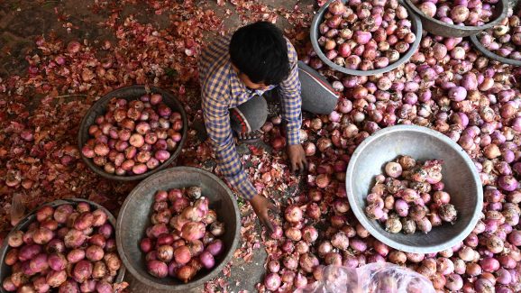 Onion Prices: సామాన్యులకు బిగ్ షాక్.. అమాంతం పెరిగిన ఉల్లి ధరలు.. ఎంతంటే?