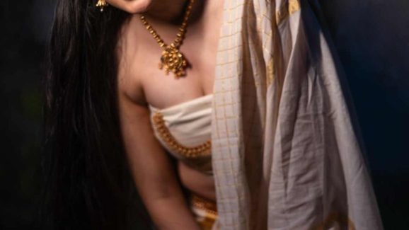 Poonam Kaur: ఎలారా.. ఇంత అందాన్ని గురూజీ పక్కన పెట్టాడు