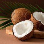 Coconut Benefits: వంటింట్లో ఉండే పచ్చి కొబ్బరిని ఒక్క సారి వాడితే.. బ్యూటీ పార్లర్‌కు వెళ్లాల్సిన అవసరమే ఉండదు