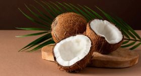 Coconut Benefits: వంటింట్లో ఉండే పచ్చి కొబ్బరిని ఒక్క సారి వాడితే.. బ్యూటీ పార్లర్‌కు వెళ్లాల్సిన అవసరమే ఉండదు
