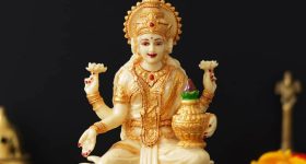 lakshmi Devi: శుక్రవారం లక్ష్మీదేవిని ఈ విధంగా పూజిస్తే కష్టాలు తొలగిపోతాయ్