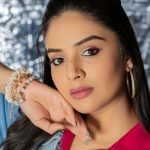 Anchor Sreemukhi: నాటు అందాల ఘాటు చూపిస్తోన్న శ్రీముఖి.. ఫోజులు పిచ్చెక్కించాయ్