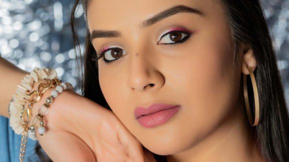 Anchor Sreemukhi: నాటు అందాల ఘాటు చూపిస్తోన్న శ్రీముఖి.. ఫోజులు పిచ్చెక్కించాయ్