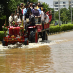 Private Tractor Owners: విజయవాడ వరదలను క్యాష్ చేసుకుంటున్న ట్రాక్టర్ యజమానులు