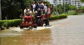 Private Tractor Owners: విజయవాడ వరదలను క్యాష్ చేసుకుంటున్న ట్రాక్టర్ యజమానులు
