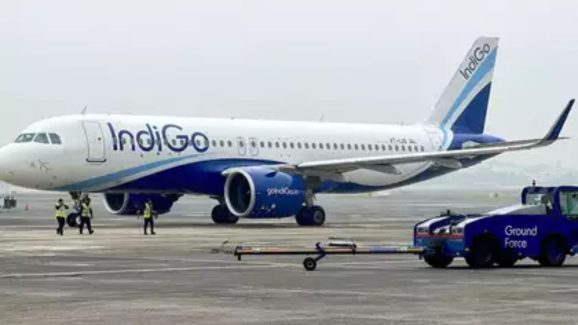 Shamshabad Airport Bomb Threat: విమానాలకు వదలని బెదిరింపు కాల్స్.. తాజాగా శంషాబాద్ ఎయిర్ పోర్ట్ కు బెదిరింపు.. తనిఖీ చేస్తున్న పోలీసులు