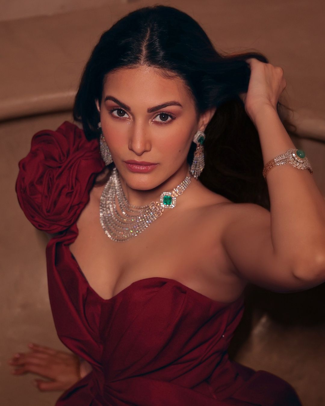 Amyra Dastur Hot Photos: బాలీవుడ్ భామ అమైరా దస్తూర్ హాట్ అందాలు!