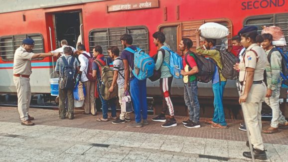 RPF Personal Praised: రైల్వే స్టేషన్‌లో ప్రయాణికుల రద్దీ.. భలే కంట్రోల్ చేశారే, హైదరాబాద్ ఆర్పీఎఫ్‌లకు నెటిజన్స్ సెల్యూట్