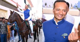 Naveen Jindal: గుర్రంపై వచ్చి ఓటేసిన నవీన్ జిందాల్, వీడియో వైరల్