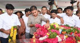KTR: కేటీఆర్‌కు నిరసన సెగ... ఇన్నాళ్లు ఏం చేశారంటూ నిలదీత