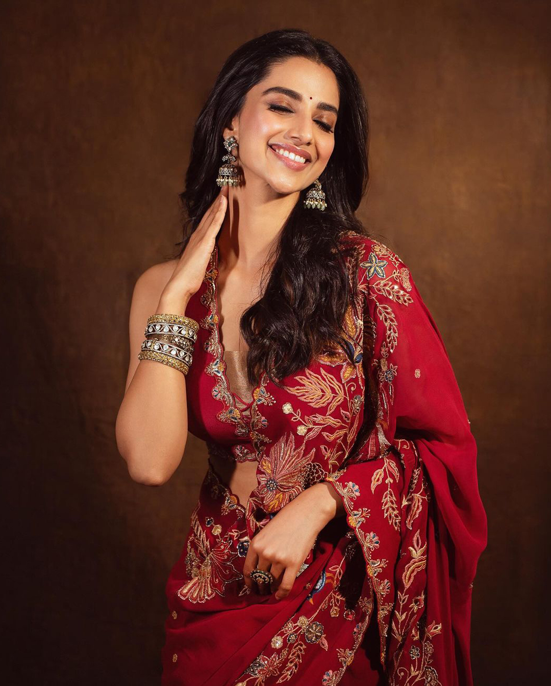 Meenakshi Chaudhary: రెడ్‌ శారీలో మీనాక్షిచౌదరి అందాల సోయగం