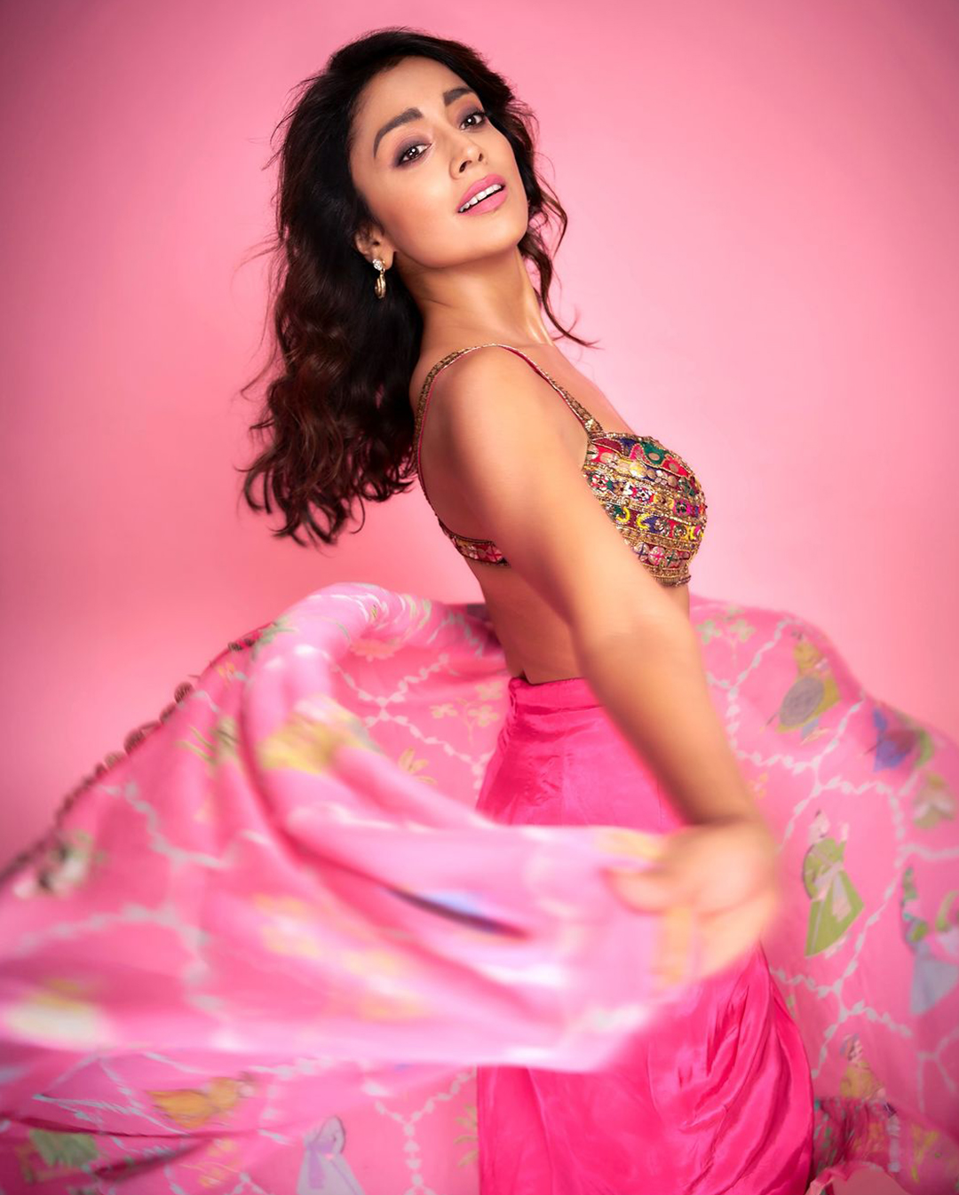 Shriya saran: అప్పుడు లాగానే ఇప్పుడూ.. పింక్ డ్రెస్‌లో శ్రియా శరణ్