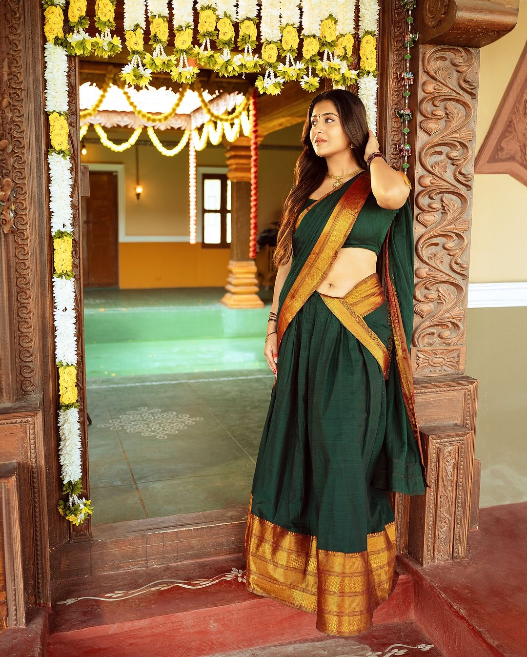 Actress Rashi Singh: అందాల ‘రాశి’ అలా నిలబడితే.. కుర్రాళ్ల గుండెల్లో దడదడలే!