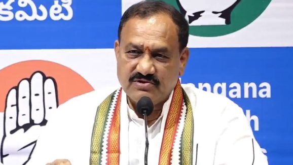 Mahesh Kumar Goud: రైతుల కంట్లో క‌న్నీరు కారితే.. కేసీఆర్ ఫామ్ హౌస్ లో ప‌న్నీరు కారింది: పీసీసీ చీఫ్ మ‌హేశ్ కుమార్ గౌడ్
