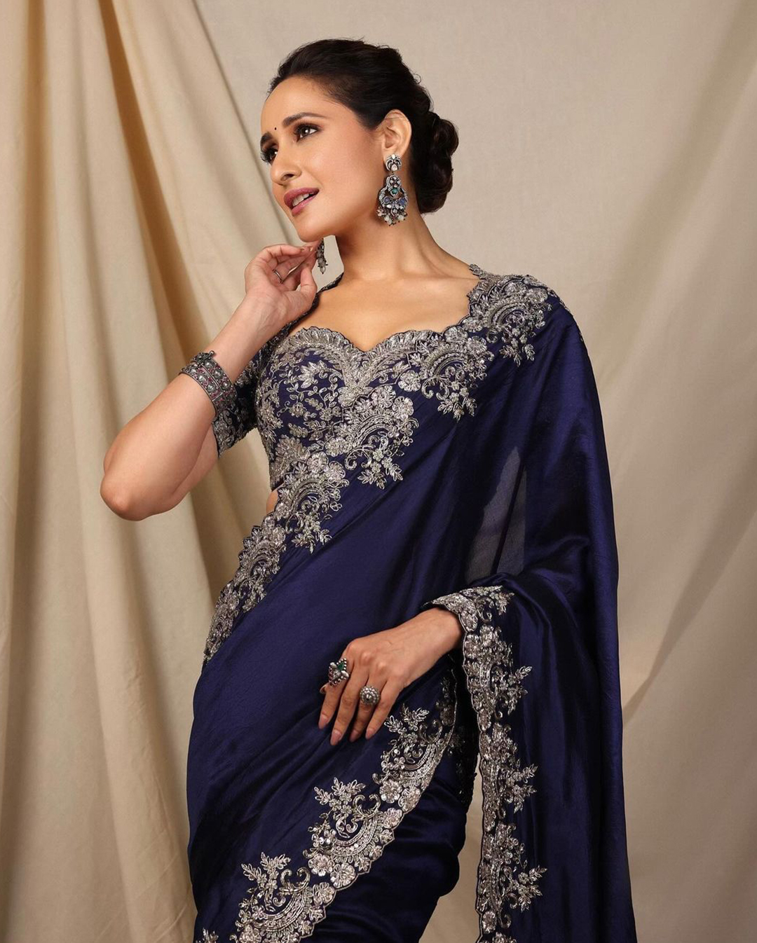 Pragya Jaiswal: చీరకట్టులో ‘కంచె’ భామ.. సొగసు చూడతరమా!