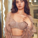 Krithi Shetty: ఇలా చూస్తే పోదా కుర్లాళ్ల మతి.. కృతి శెట్టి అందాలు అదరహో..