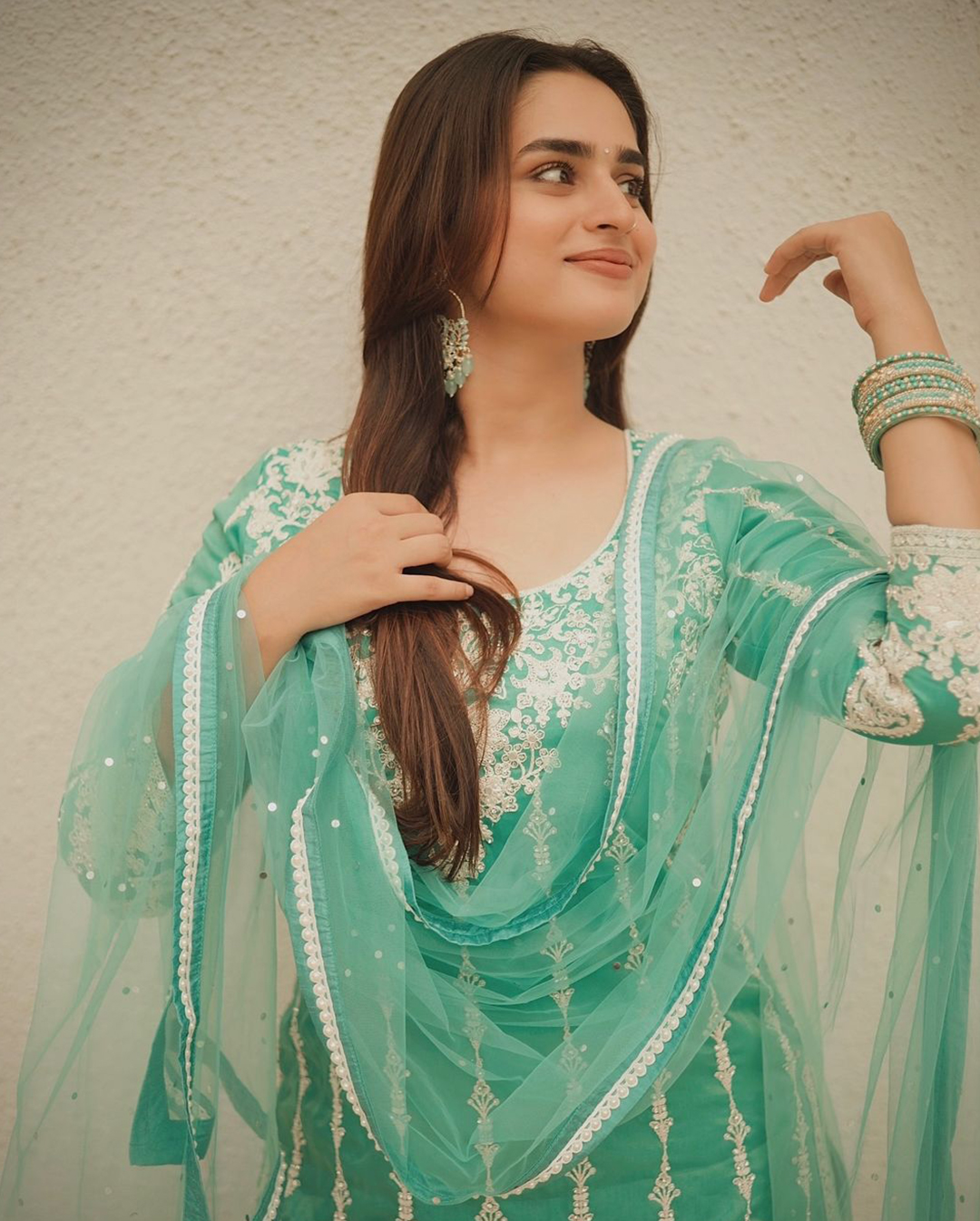 Ayesha Khan: ట్రెడీషనల్ లుక్స్‌లో కుర్రకారు మనసు దోచేస్తున్న ఆయేషా ఖాన్..