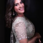 Kavya Thapar: చిలిపి నవ్వులతో శారీలో మెరిసిపోతున్న “విశ్వం” సుందరి..