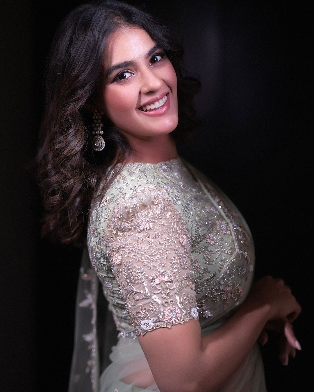 Kavya Thapar: చిలిపి నవ్వులతో శారీలో మెరిసిపోతున్న “విశ్వం” సుందరి..