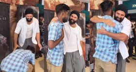 Vijay Devarakonda : దేవరకొండ కాళ్లపై పడ్డ కేరళ అభిమాని... సినిమాలను మాత్రం హిట్ చేయరు
