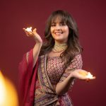 Anasuya Bharadwaj: అరచేతిలో దీపం పెట్టిన అనసూయ.. క్యూట్ లుక్స్ చూస్తే ఫిదా అవ్వాల్సిందే..