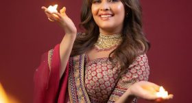 Anasuya Bharadwaj: అరచేతిలో దీపం పెట్టిన అనసూయ.. క్యూట్ లుక్స్ చూస్తే ఫిదా అవ్వాల్సిందే..