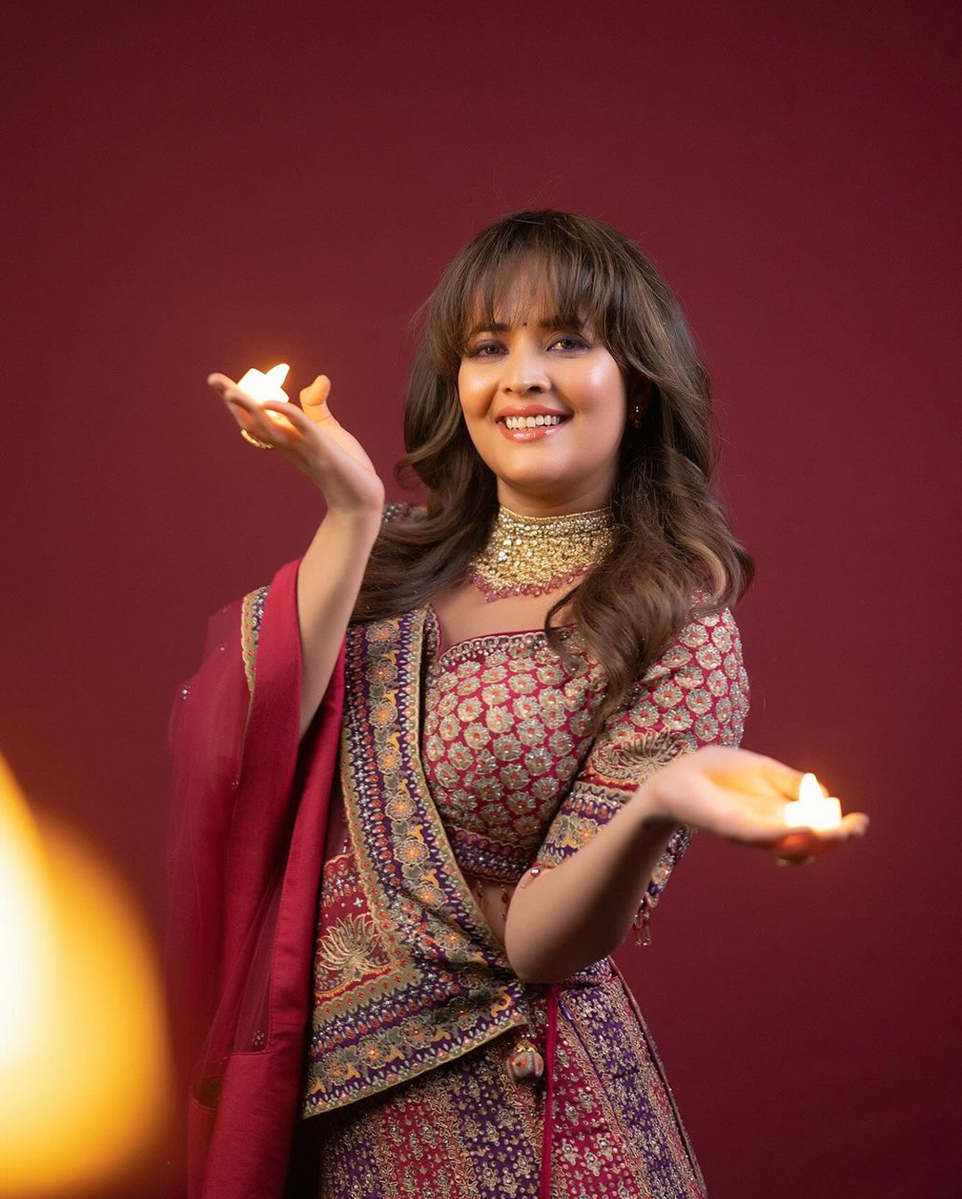 Anasuya Bharadwaj: అరచేతిలో దీపం పెట్టిన అనసూయ.. క్యూట్ లుక్స్ చూస్తే ఫిదా అవ్వాల్సిందే..