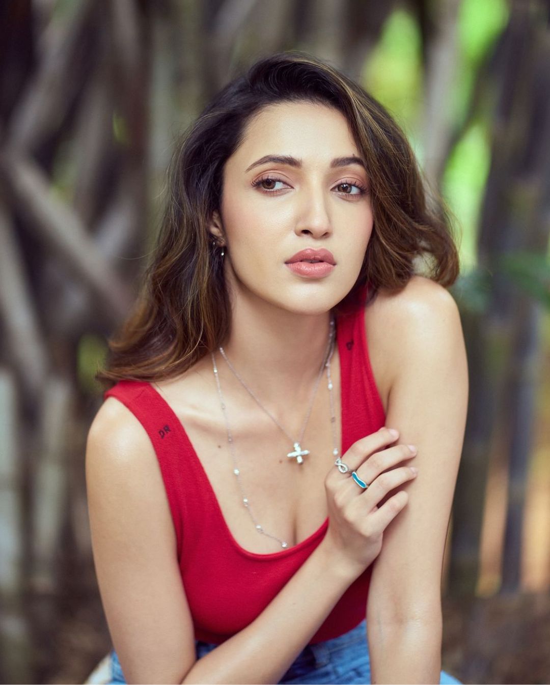 Neha Shetty: రెడ్ టీషర్ట్‌లో రెచ్చగొడుతున్న రాధిక.. మనసును విరగ్గొట్టే మెషీన్ నువ్వు!