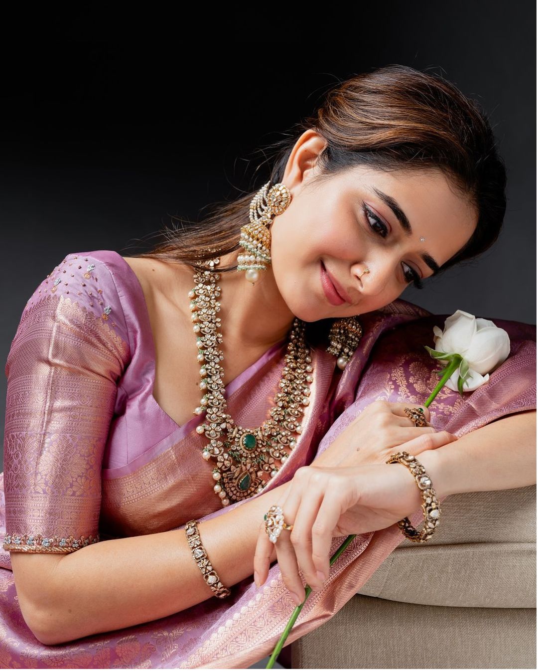 Ashika Ranganath: చీరలో చందమామలా అషికా రంగనాథ్.. ఏముందిరా నా సామిరంగ!