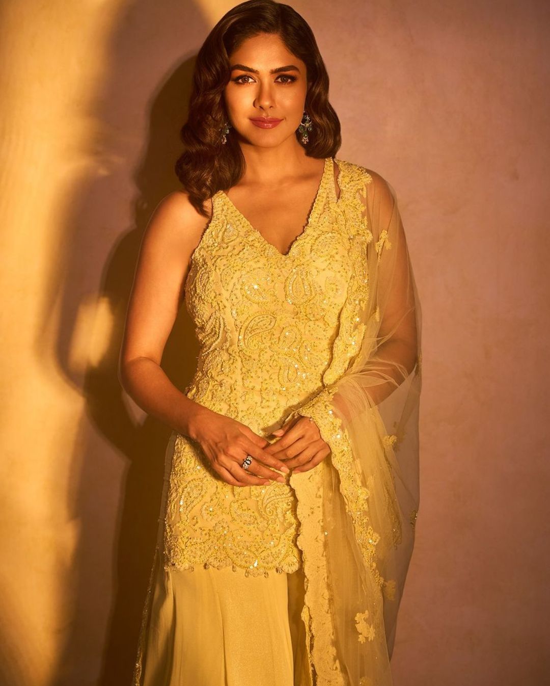 Mrunal Thakur: కొత్త లుక్‌లో ‘సీతారామం’ భామ.. ప్రేమతో మీ మృణాల్ అంటూ పోస్ట్