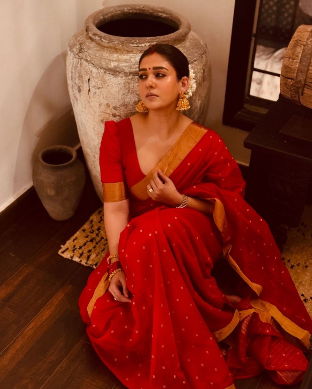 Nayanthara: అందమంతా చీరతో చుట్టేసిందా! రెడ్ శారీలో నయన్ సోయగాలు