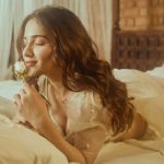Ruhani Sharma: కలల్లో మునిగి తేలుతున్న రుహానీ శర్మ.. ఎవరి కోసం కలలు కంటుందో!